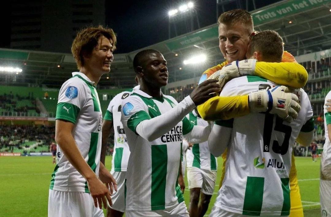 运动员仅靠 运动员仅靠